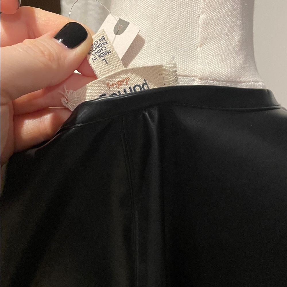 NWT Porridge Collin’s Anthropologie Black Faux Leather
Side Zip Top Large - Picture 6 of 7